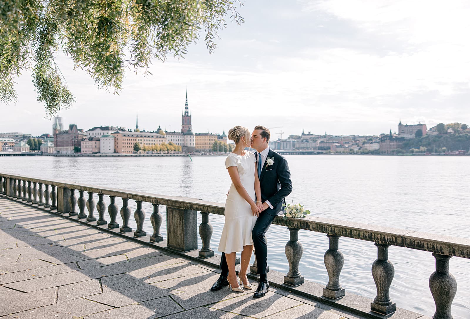Brudpar vid kajräcket med Riddarholmen i bakgrunden, fotograferat av Anette Bruzan Photography