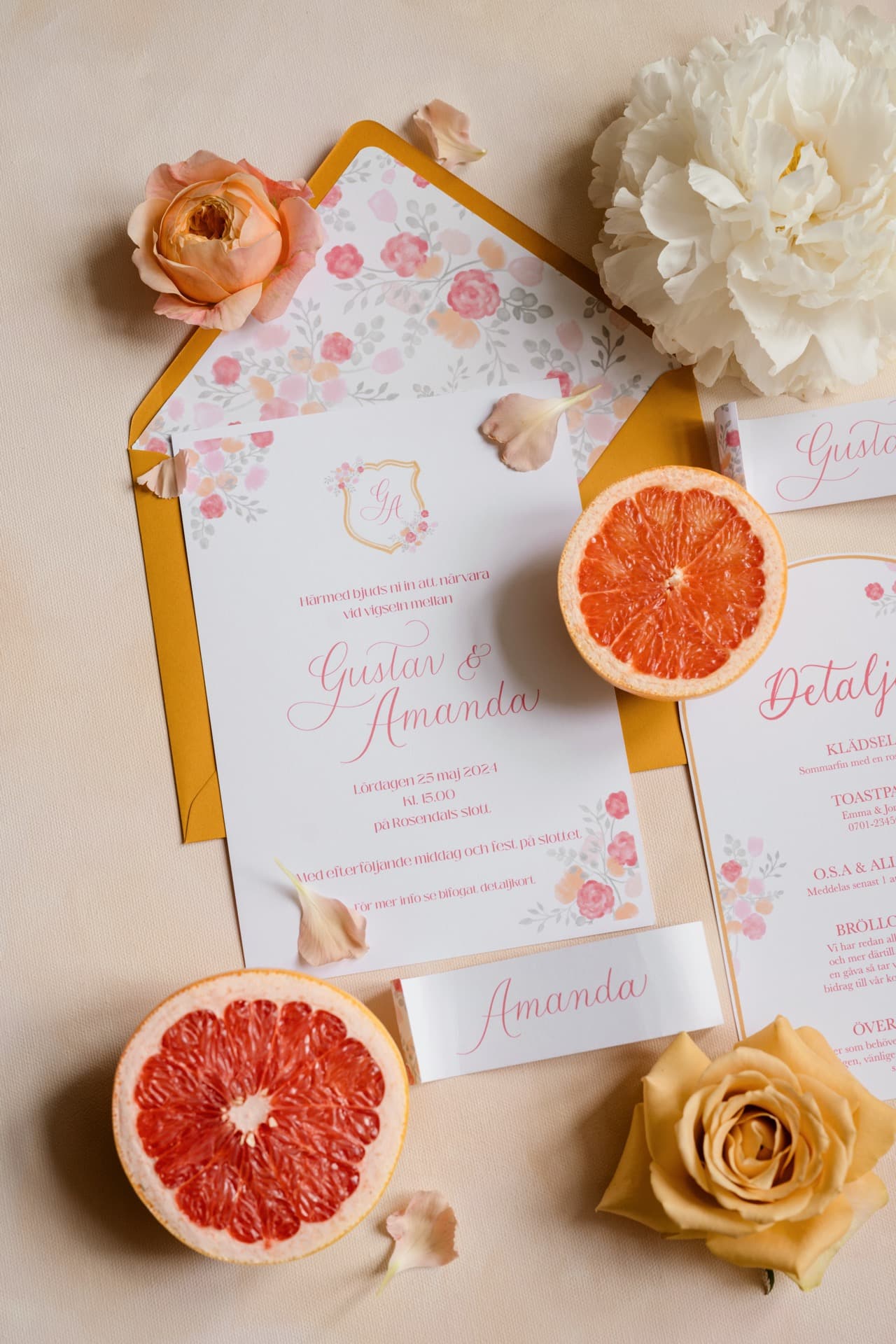 Inbjudningskort med blommor och grapefrukt från Letters by Sofie