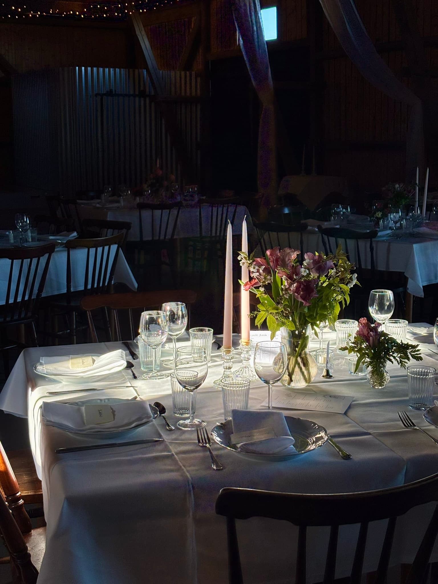 Dukat långbord med blommor och ljus på Tygebo Gård