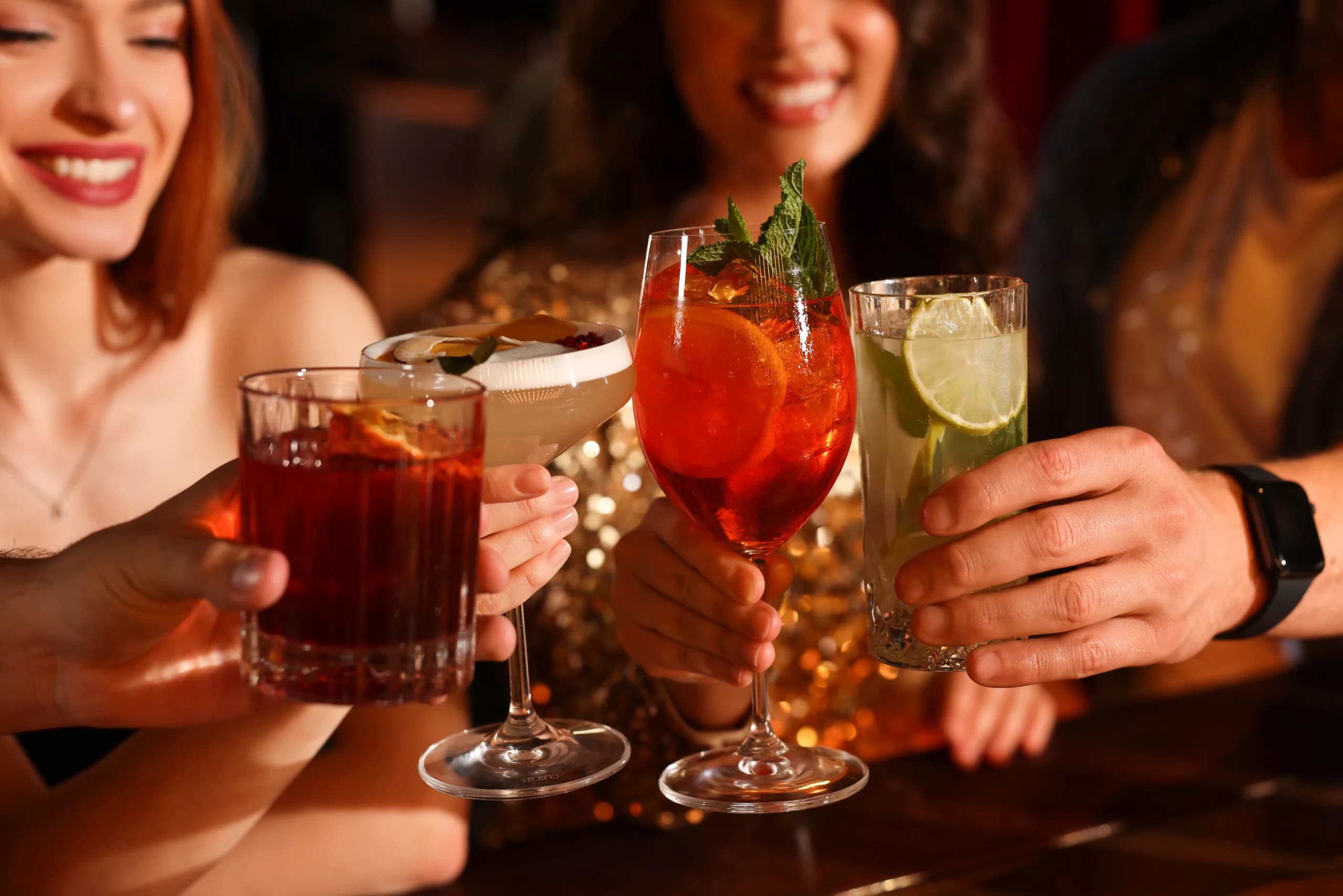 Gäster skålar i cocktails från The Butler Stockholm